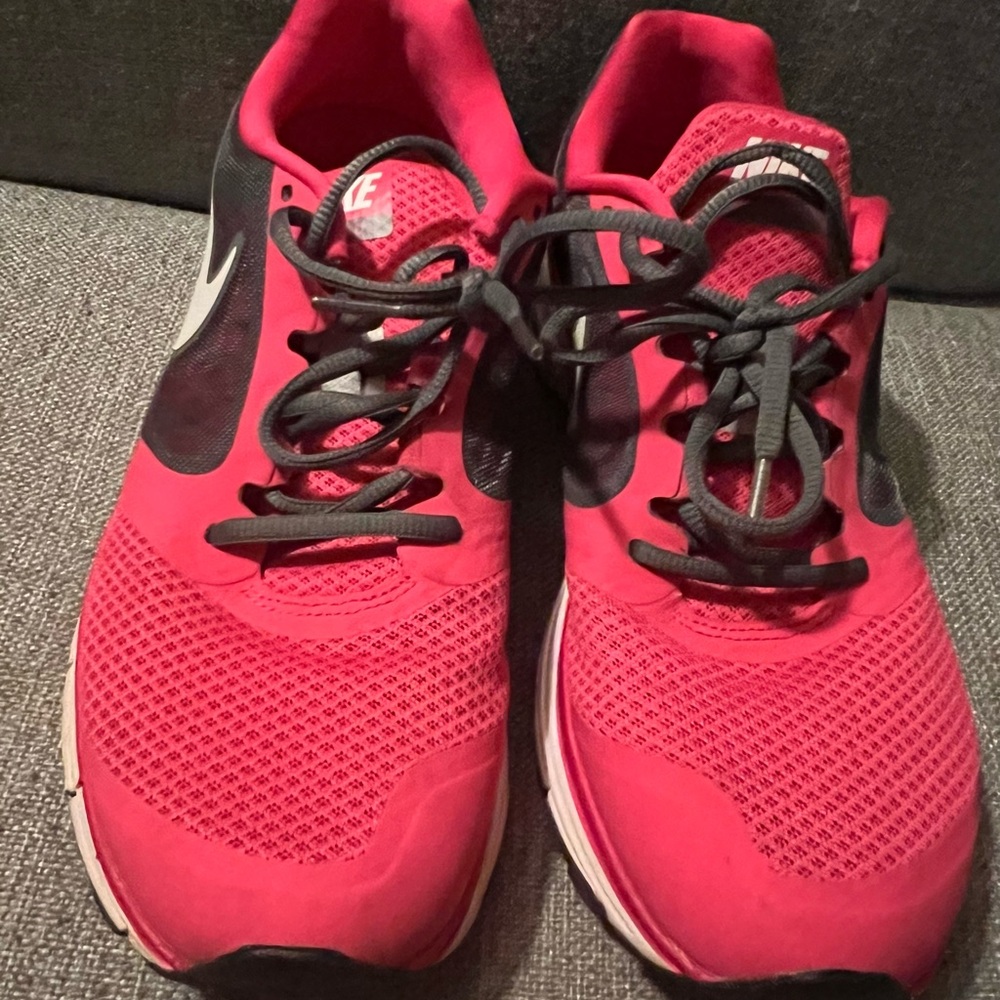 Nike Vomero 8 Dark Pink Women’s size 10 tennis shoes. Good condition.